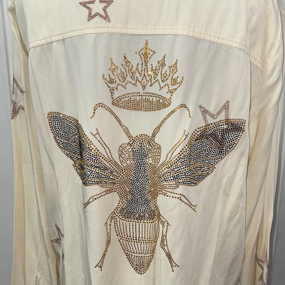 CREAM QUEEN BEE RHINESTONE DESIGN BUTTON DOWN. NWT SIZE MEDIUM